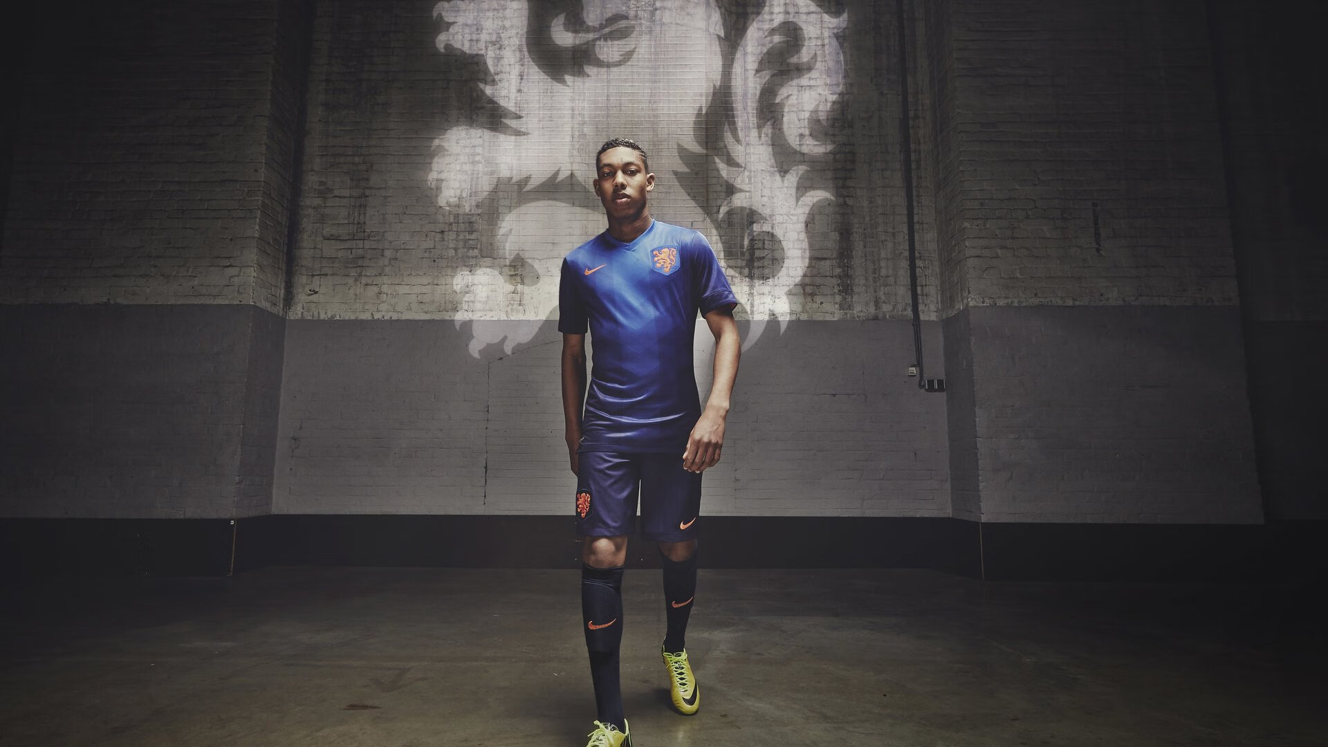 足球运动员公益行助力偏远地区基础设施，足球公益活动